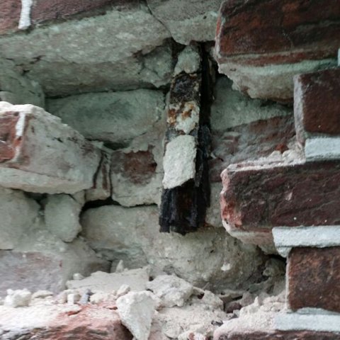 schade gevel roestend anker